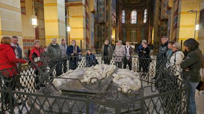 Brigitte Stengelin-Schmidt (li) berichtete von Kaiser Lothar III., seine Frau Richenza und sein Schwiegersohn Heinrich der Starke, Herzog von Bayern und dessen Grab im Dom Königslutter