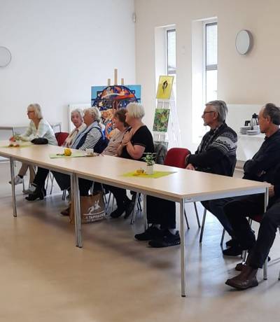 Besucher hörten aufmerksam zu.