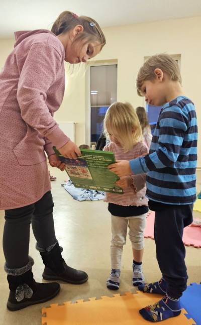 June verteilt an Isabella und Norwin zwischendurch Schokolade.