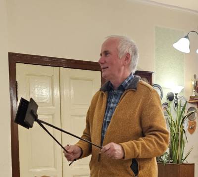 Herr Beran präsentierte ein Klemmeisen