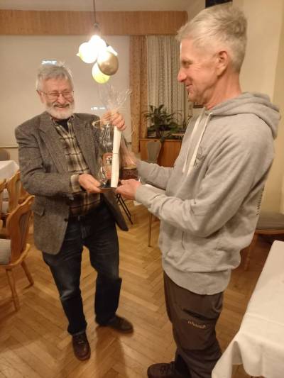 v.l. Karl Eisbein übergibt Gernot Quaschny ein Präsent als Dankeschön für den interessanten Vortrag.