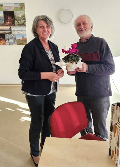 Christel Woitzick überreicht Ulrich Kriehn als Dank ein Gastgeschenk.