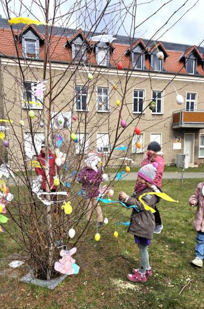 Teilnehmer des Ostereierbaumschmückens in Jerichow