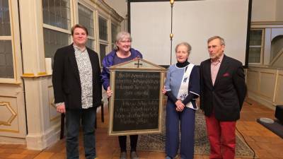 Übergabe der Gedenktafel v.l. Rebecca Prozell, Theresia Gebauer, Monika und Hartwig von Tresckow
