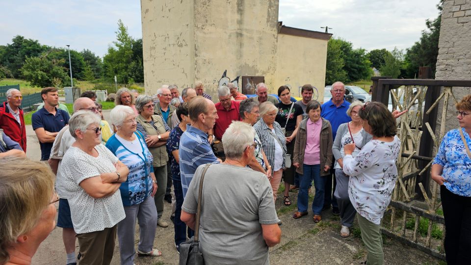 Annegret Schmidt (2.v.r.) begrüßte am Eingang des ehem. Bahnbetriebswerk alle Besucher