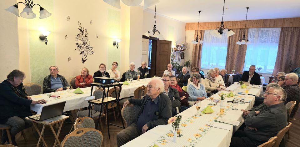 Theresia Gebauer (li.) übernahm die Vorstellung einiger Kalenderblätter.