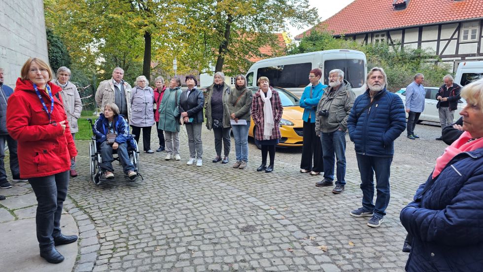 Führung von Brigitte Stengelin-Schmidt (li.) vor und im Dom Königslutter