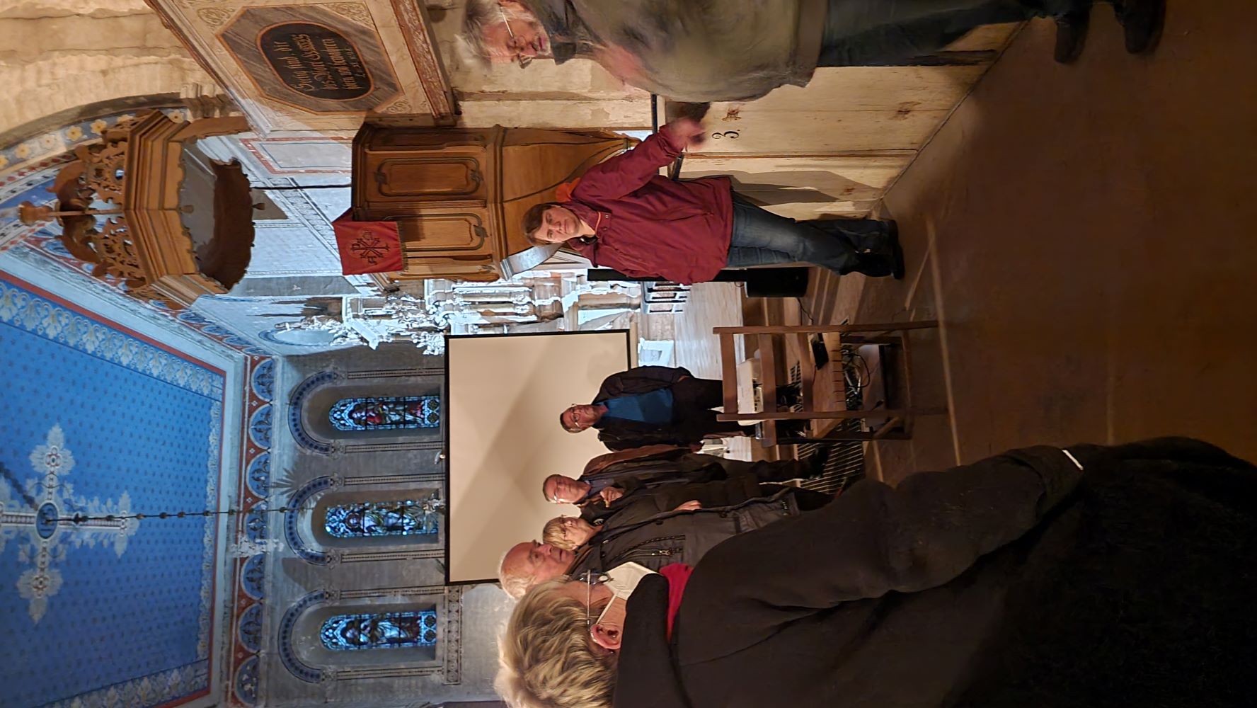 Pfarrerin Rebecca Prozell (rechts) begrüßt alle Anwesenden und informiert sie über den ausgesuchten Film.