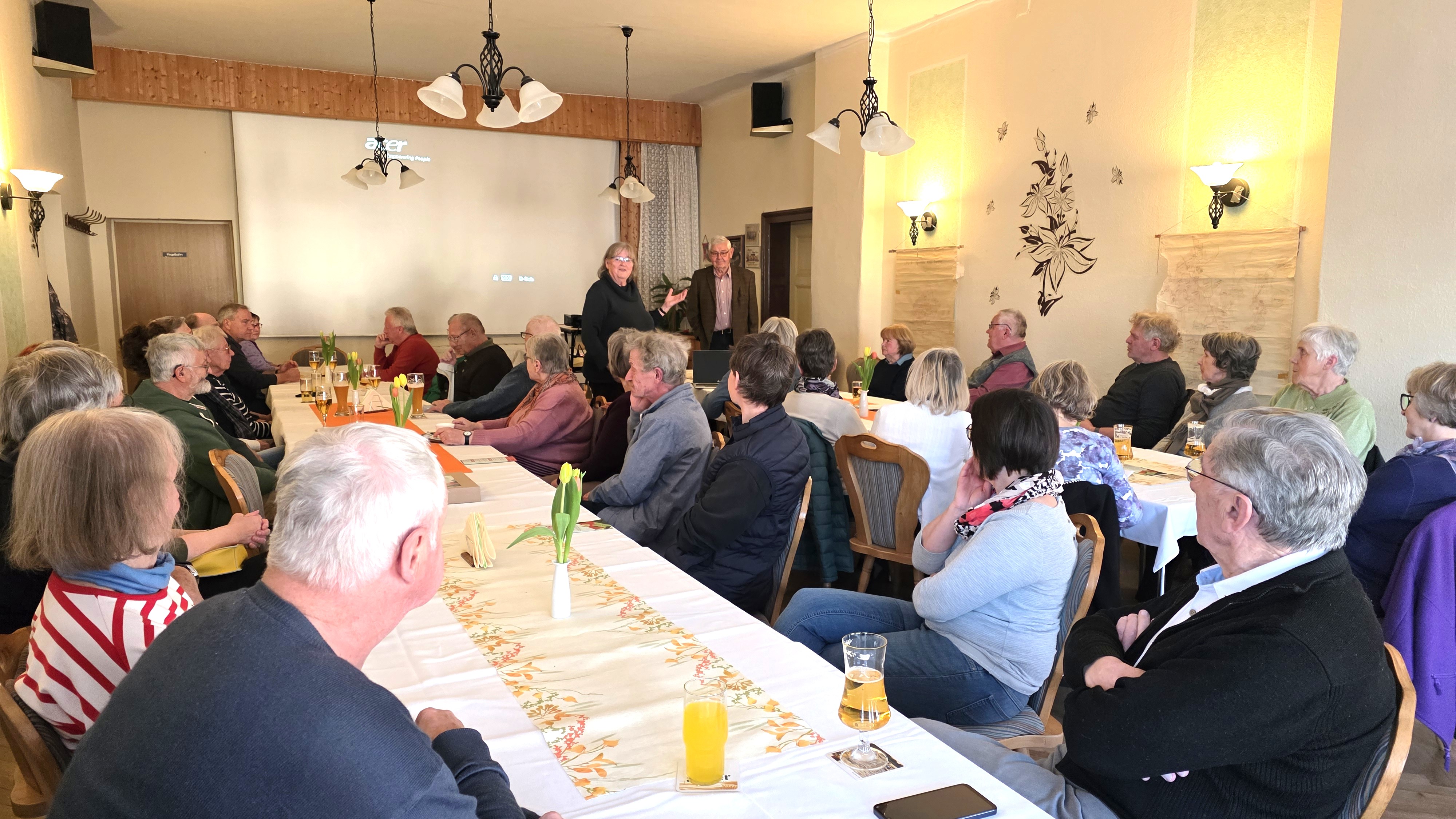 stehend: v.l. Theresia Gebauer, Gottfried Bauch