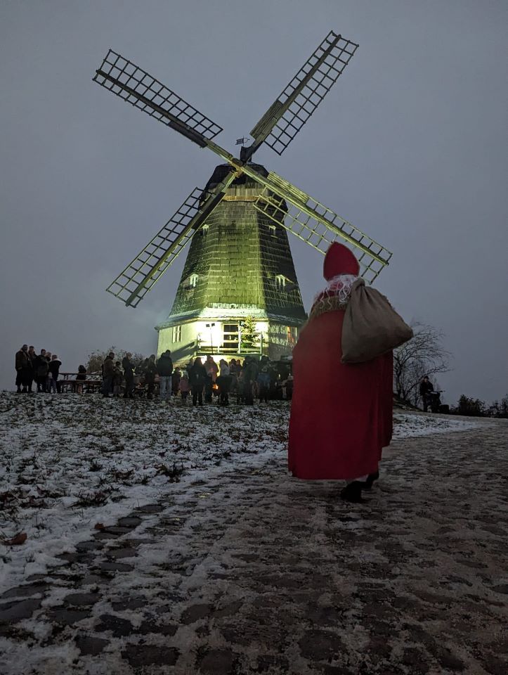 Der Nikolaus an der Holländerwindmühle in Jerichow